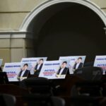 Signs opposing President Petro and in support of Senator Uribe