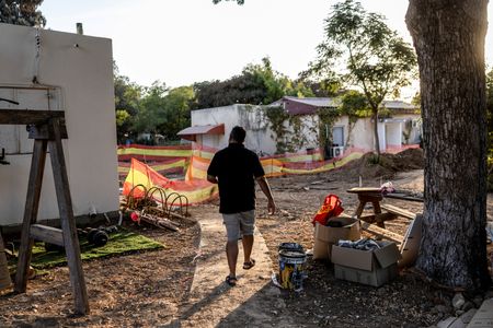 tagreuters.com2025binary_LYNXMPELA20A5-VIEWIMAGE