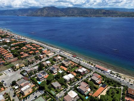 tagreuters.com2025binary_LYNXMPELB20MV-VIEWIMAGE