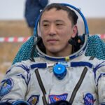 Spacecraft brings Russians, American back to earth