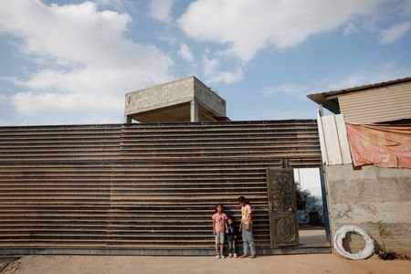 tagreuters.com2025binary_LYNXMPELBN0C5-VIEWIMAGE