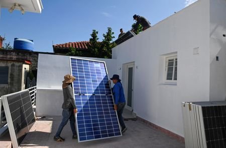 Cuban residents turn to solar panels amid fuel shortages
