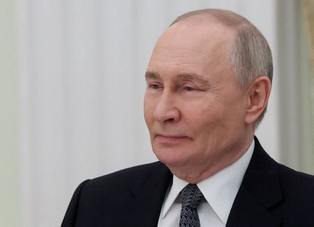 Russian President Vladimir Putin and Vietnamese Foreign Minister Le Hoai