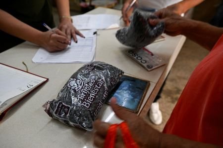 Cuba distributes humanitarian aid from Mexico