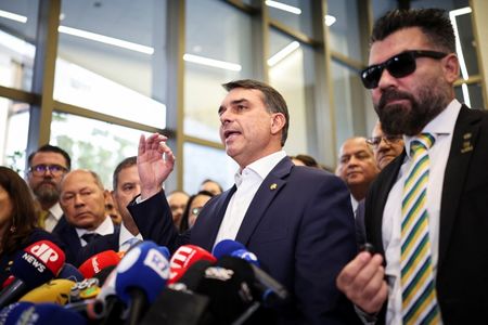 Flavio Bolsonaro meets allies after scandal revelations in Brasilia