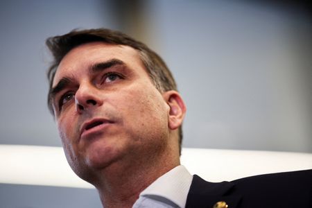 Flavio Bolsonaro meets allies after scandal revelations in Brasilia