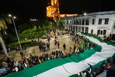 Bolivians protest to demand the lifting of blockades in the