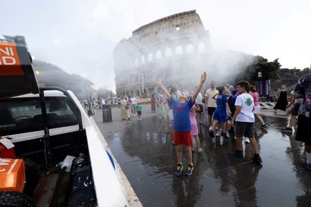 Heatwave grips Rome as tourists seek relief in Civil Protection