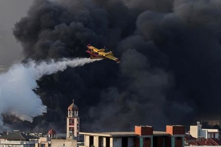 Wildfire burns factory and threaten houses in Oreakastro, north of