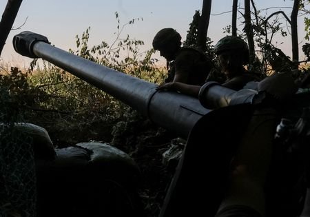 Servicemen of the National Guard of Ukraine prepare to fire