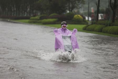 Typhoon Bavi batters east China, Taiwan reports 134 injured