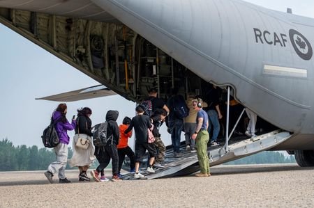 Canadian Forces evacuate residents of Fort Hope due to wildfires