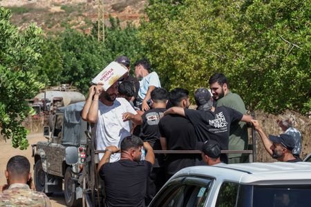 Residents wait to enter Zawtar al-Gharbiyeh in Lebanon following withdrawal