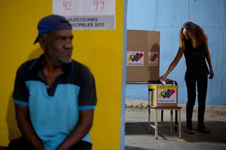 FILE PHOTO: Venezuela's mayoral and council elections, in Caracas