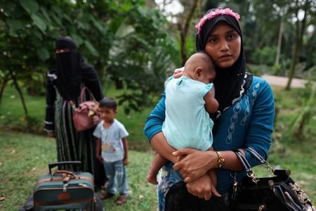 Malaysia PM orders action against Rohingya Muslims gathered in front