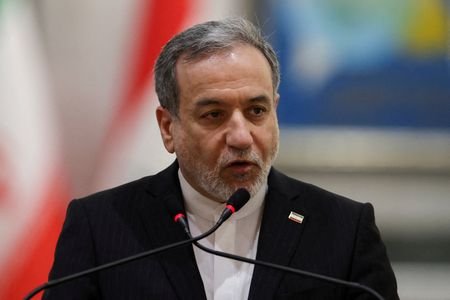 FILE PHOTO: Iraqi and Iranian foreign ministers hold joint press