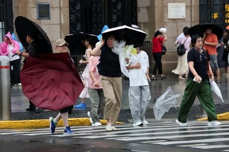 Strong winds ahead of the arrival of Typhoon Dolphin in