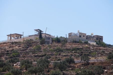 Israeli troops clash with settlers besieging Palestinian homes in West