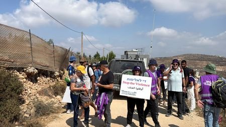 Palestinian, Israeli and foreign activists try to approach a Palestinian