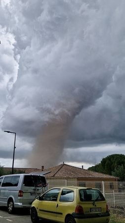 A large tornado moves through Verzeille
