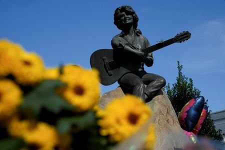 Mourners pay their respects to Dolly Parton in Sevierville