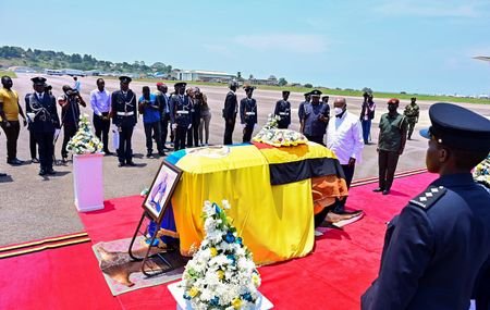 The flag-draped coffin with the body of King Oyo Nyimba