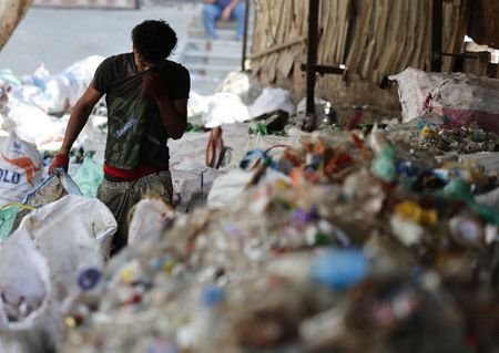 Dispute over recycling machines drags struggle over Cairo’s trash into public view 