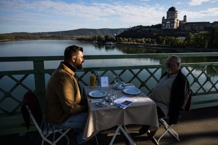 Hungarians and Slovaks share breakfast on Danube bridge to build