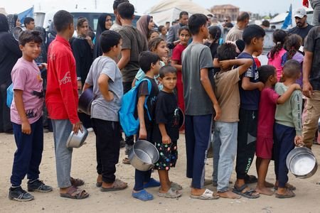 WFP Acting Executive Director Carl Skau visits Deir Al-Balah