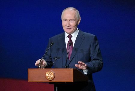 President Putin marks anniversary of Russia's Union of Theatre Workers
